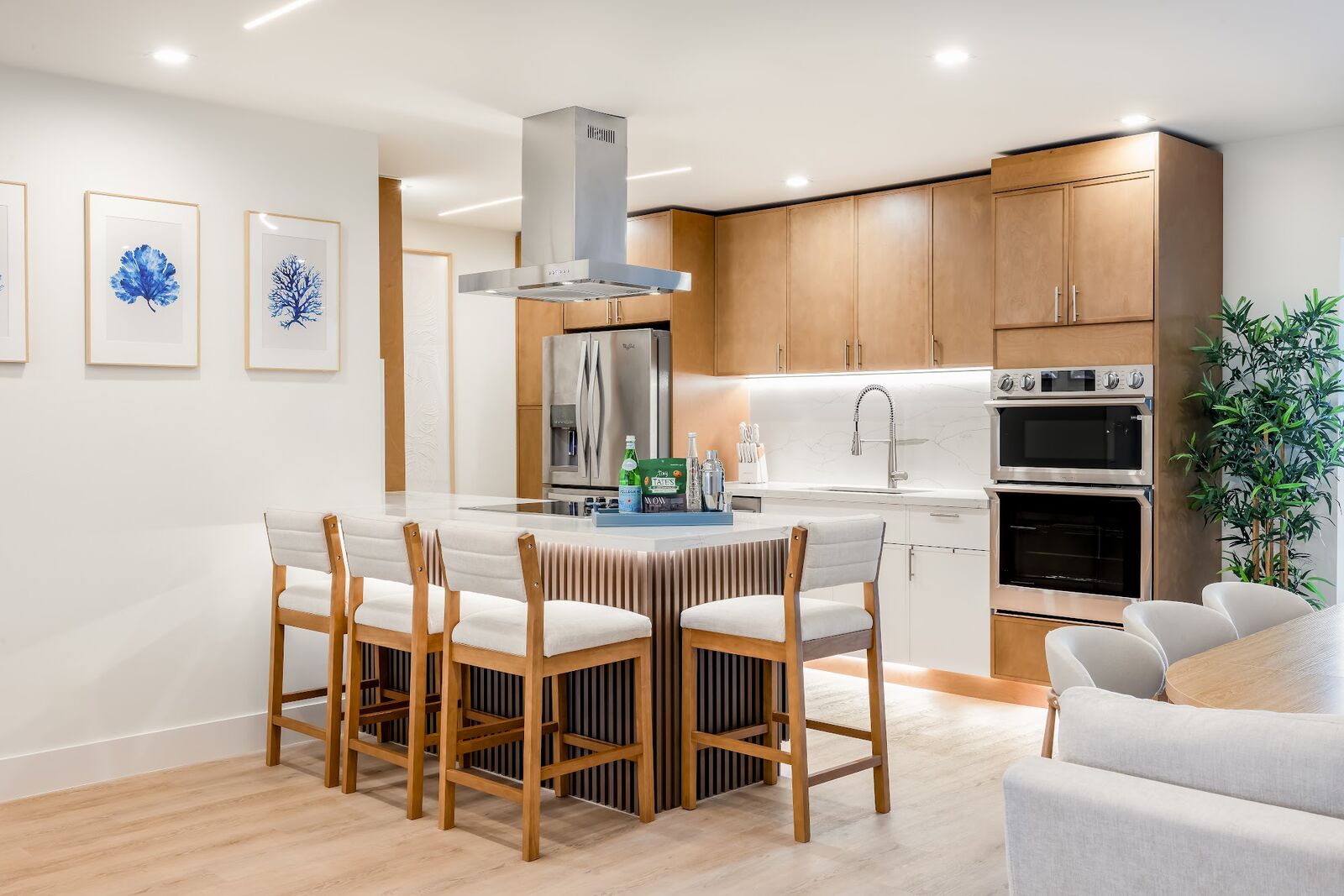 The kitchen and dining area at HAUS Penelope — Dania Beach